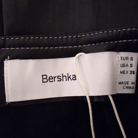 🎁 Zara Faux Leather Mini Skirt, Black w/ White Stitching, Pockets Front Buttons - Picture 8 of 13